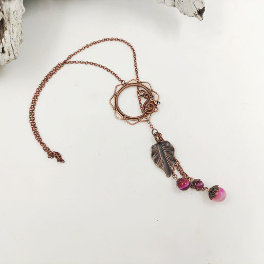 Collar layad de alambre de cobre con hoja y ágata rosa rayada