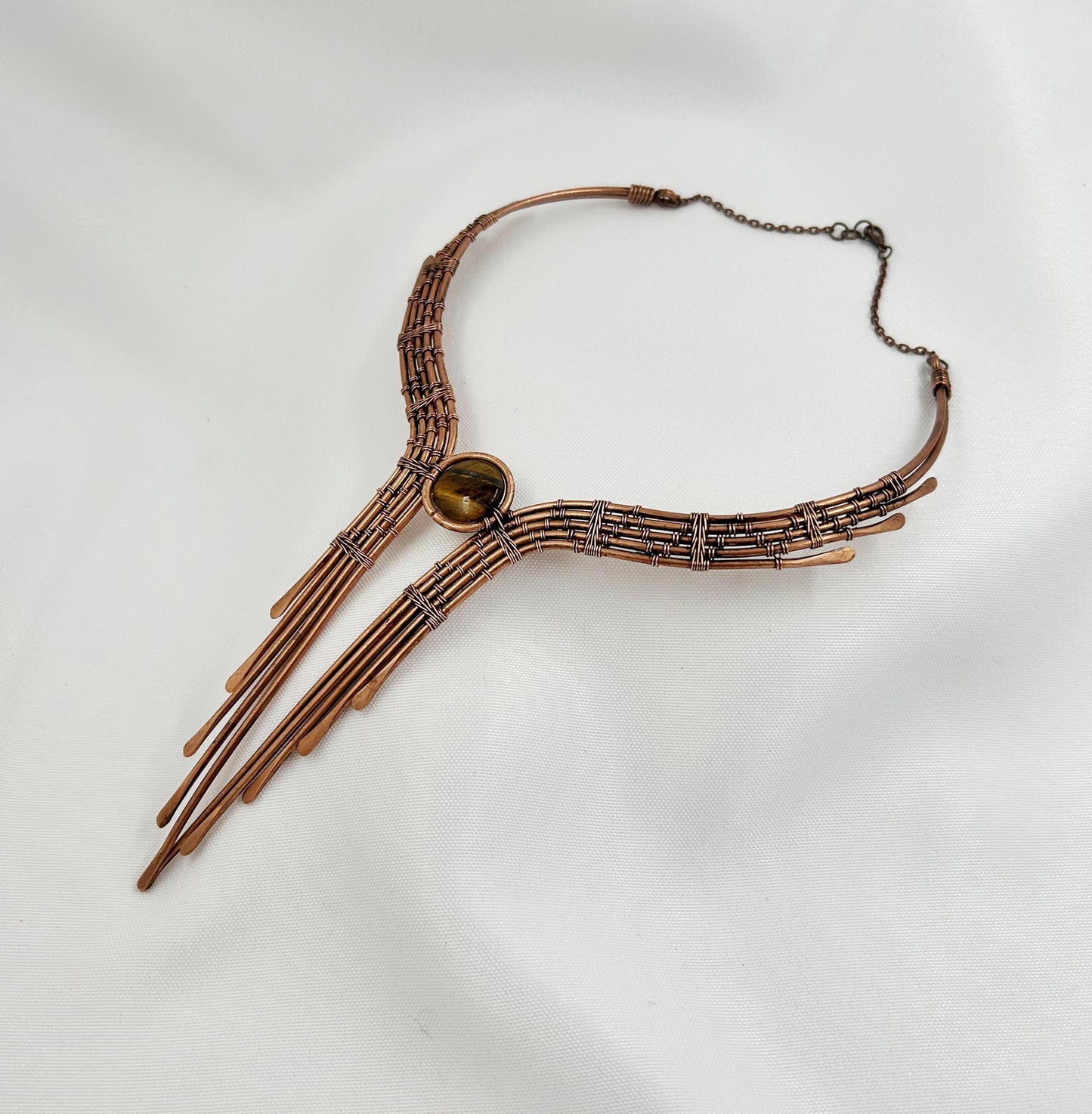 Collar de estilo élfico de alambre cobre y ojo de tigre