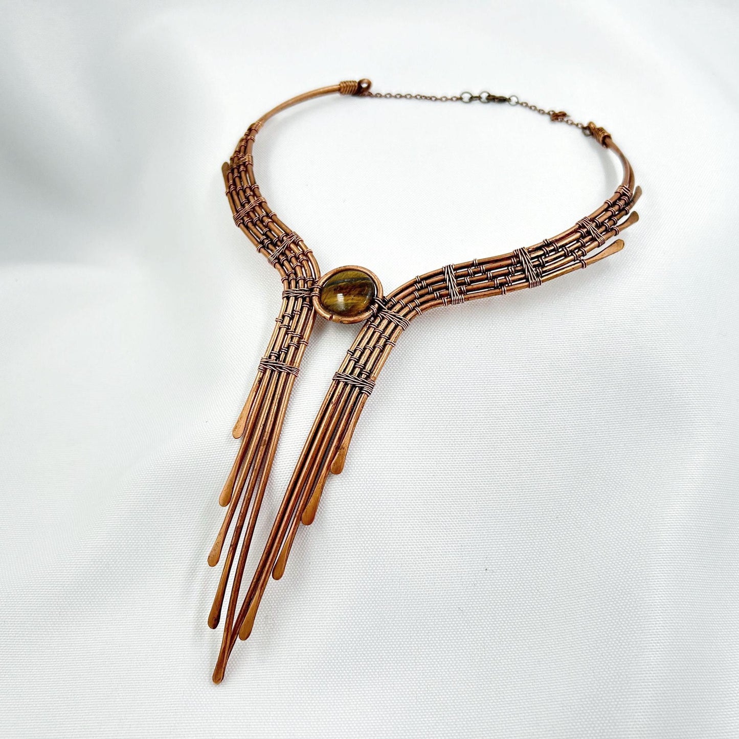 Collar de estilo élfico de alambre cobre y ojo de tigre