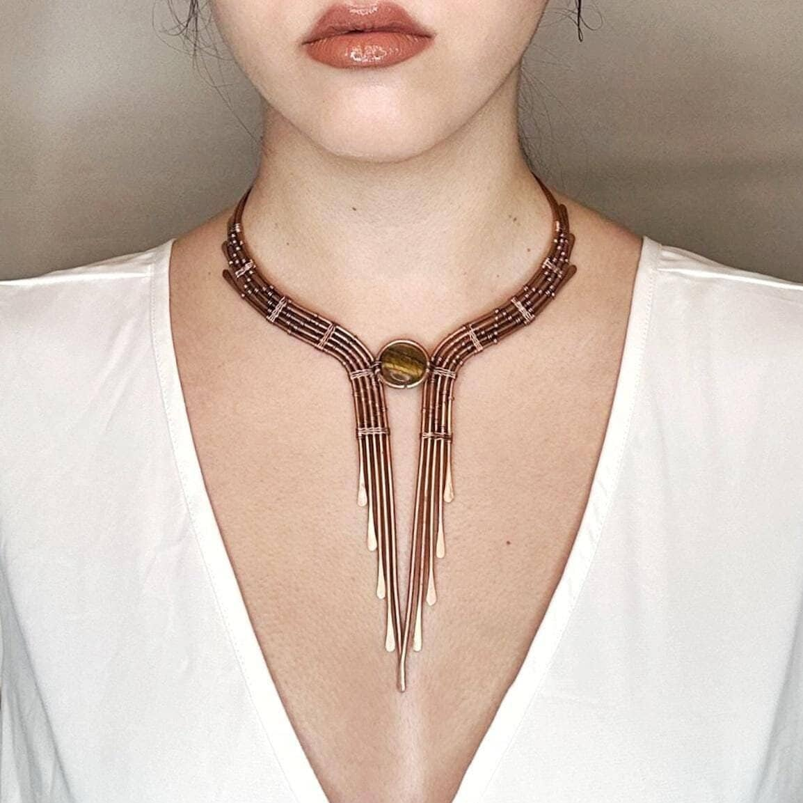 Collar de estilo élfico de alambre cobre y ojo de tigre