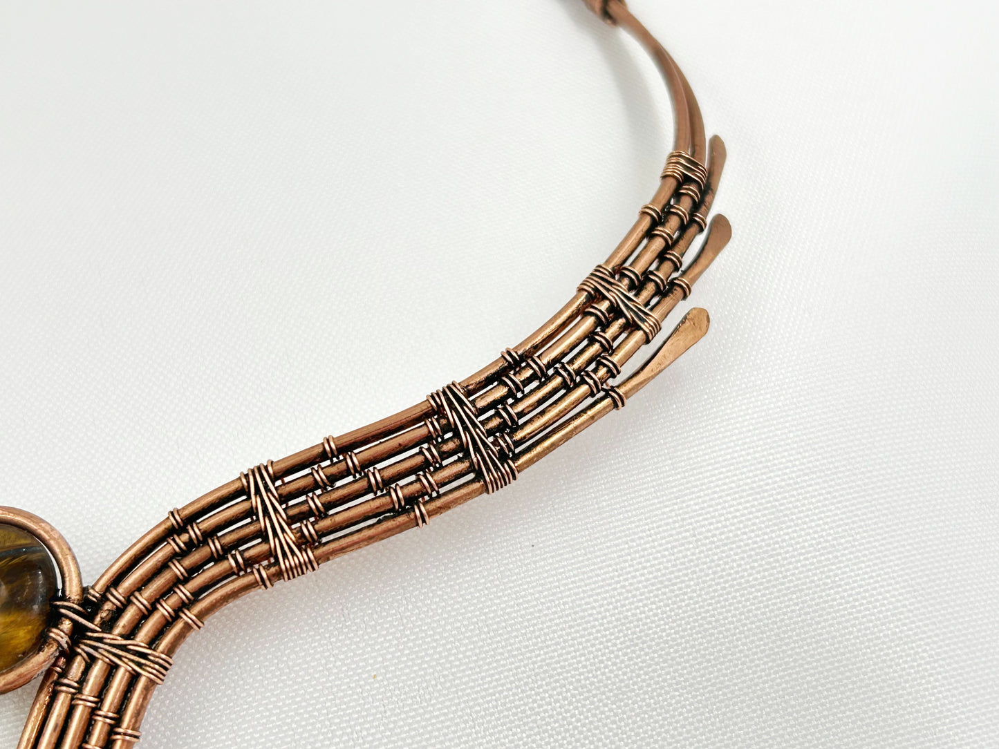 Collar de estilo élfico de alambre cobre y ojo de tigre