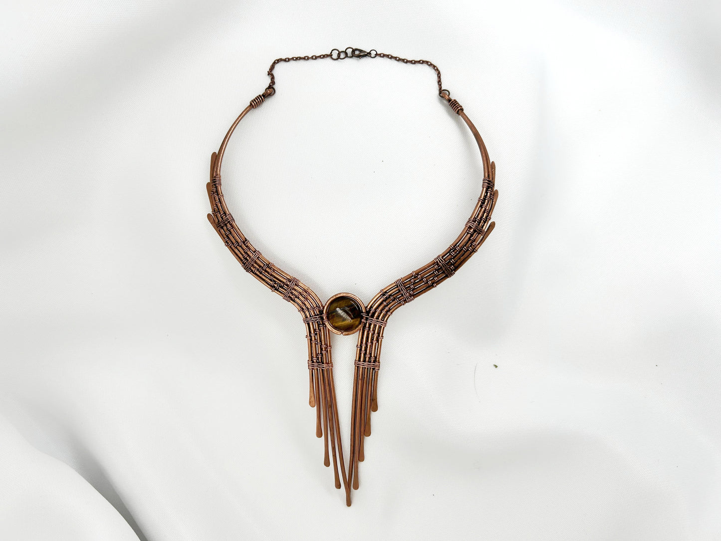 Collar de estilo élfico de alambre cobre y ojo de tigre