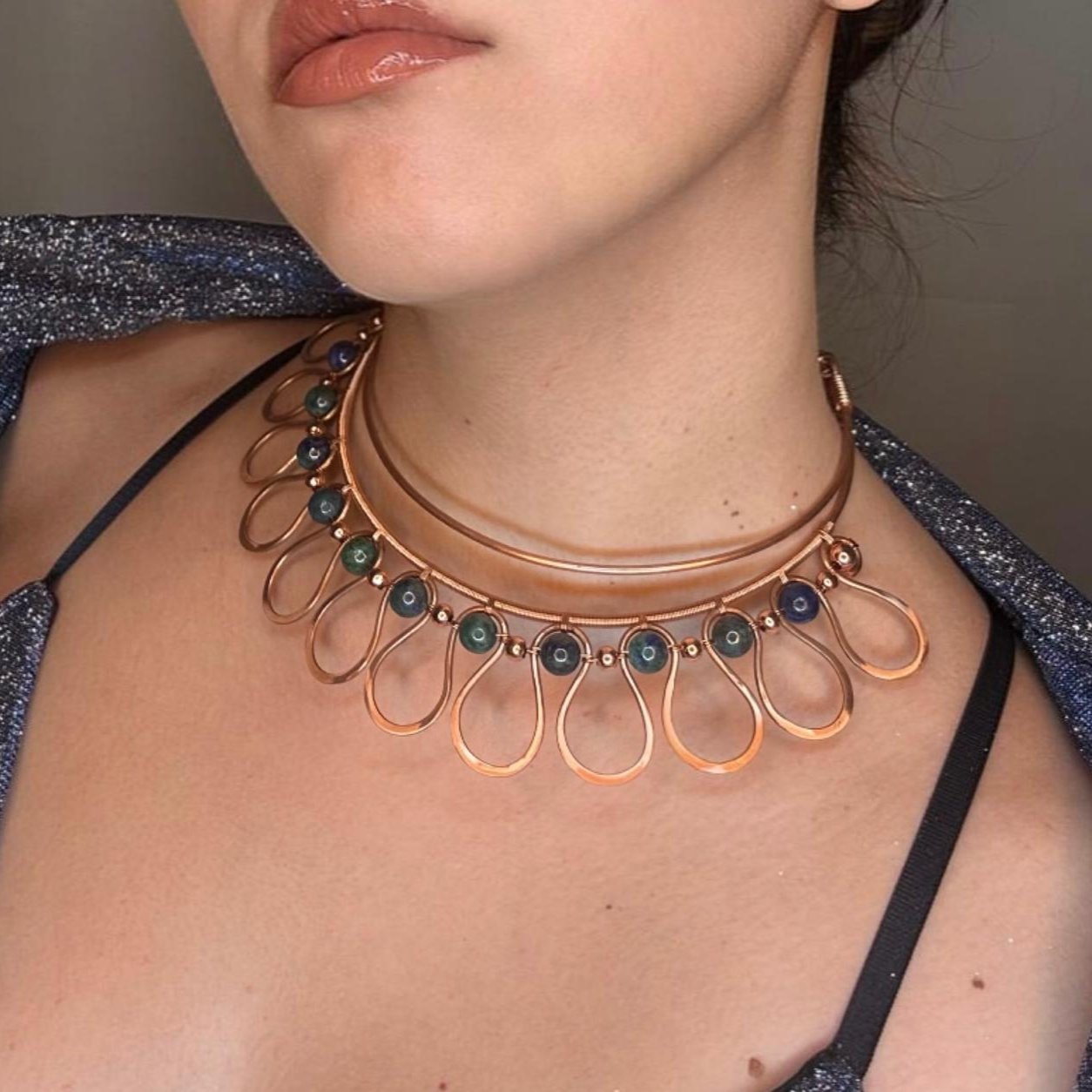 Collar de inspiración egipcia con crisocolas